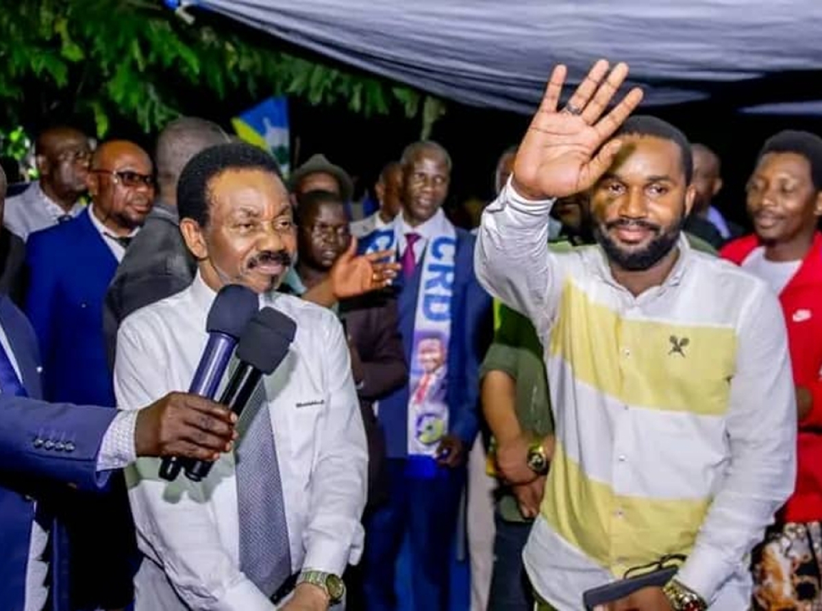 Le Patriarche Christophe MBOSO avec à ses côtés Ingénieur Cherlin Lokanyanga, Coordonnateur National Adjoint de la Jeunesse du Parti CRD.