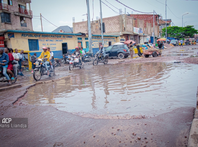 REHABILITATION DES ROUTES DÉLABRÉES À KINSHASA : LE GOUVERNEMENT DÉCAISSE 40 MILLIONS DE DOLLARS AMÉRICAINS AU  BÉNÉFICE DE  L'OFFICE DES VOIES ET DRAINAGE ( OVD).