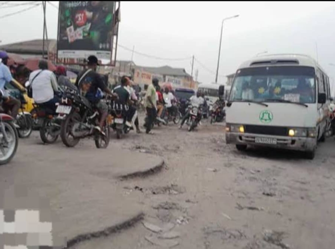 Société/Kinshasa:  LES CONDUCTEURS SE PLAIGNENT DE L'ÉTAT DÉGRADÉ DE L'AVENUE KASA-VUBU PRÈS DU ROND-POINT VICTOIRE