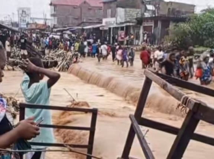 KINSHASA : INONDATION SUR LA ROUTE ELENGESA APRÈS LA PLUIE DE CE SAMEDI 14 JUIN, CIRCULATION PARALYSÉE