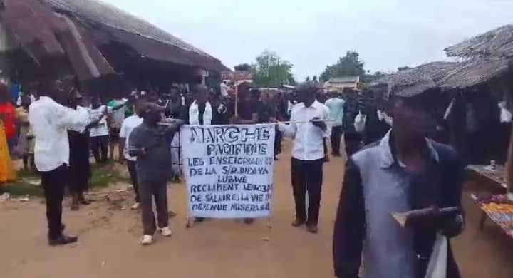 ÉDUCATION : LES ENSEIGNANTS DE DIBAYA LUBWE DANS LA RUE POUR RÉCLAMER LE PAIEMENT DE LEUR ARRIÉRÉ DE SALAIRE