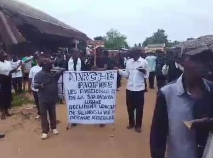 ÉDUCATION : LES ENSEIGNANTS DE DIBAYA LUBWE DANS LA RUE POUR RÉCLAMER LE PAIEMENT DE LEUR ARRIÉRÉ DE SALAIRE