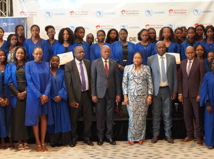 Maths au Féminin : 100 jeunes filles Congolaises bousculent les stéréotypes et forcent l’admiration du Vice-ministre Théodore Kazadi.