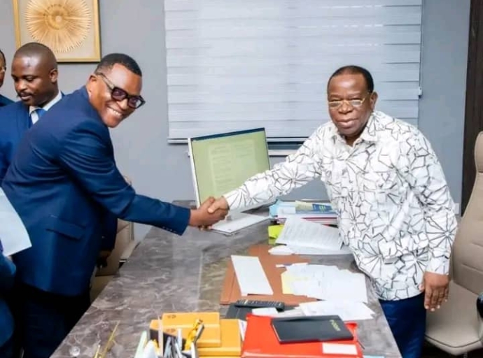 Louis d’or Balekelayi adresse ses vœux d’anniversaire à l’honorable professeur Bahati Lukwebo 