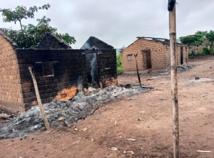 Kwilu : peur et incendies secouent deux villages après un conflit meurtrier