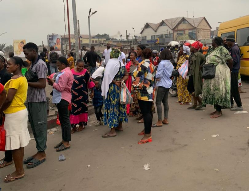 Kinshasa : tensions autour de la reprise du transport, deux morts dans des violences à Masina