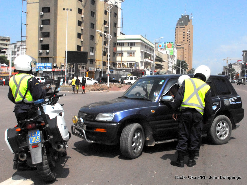 Kinshasa : trois policiers de la circulation arrêtés pour abus et tracasseries routières